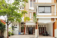 RedDoorz @ Jalan Danau Limboto Hotel di Sawojajar