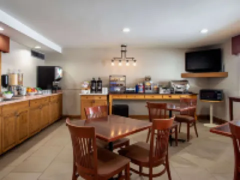 Travelodge Suites by Wyndham Regina / Eastgate Bay Hotels in Regina