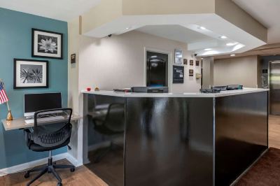 フロントデスク ジャクソンビレ プラザ ホテル & スイーツの写真