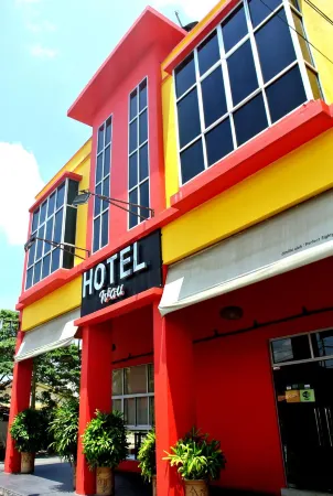 Wau Hotel & Cafe