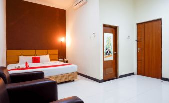 RedDoorz Near Monumen Habibi Ainun