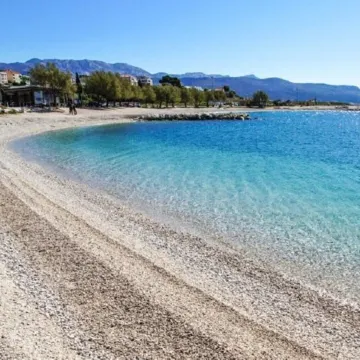 Spacious Studio with Balcony, Close to the Znjan Beach