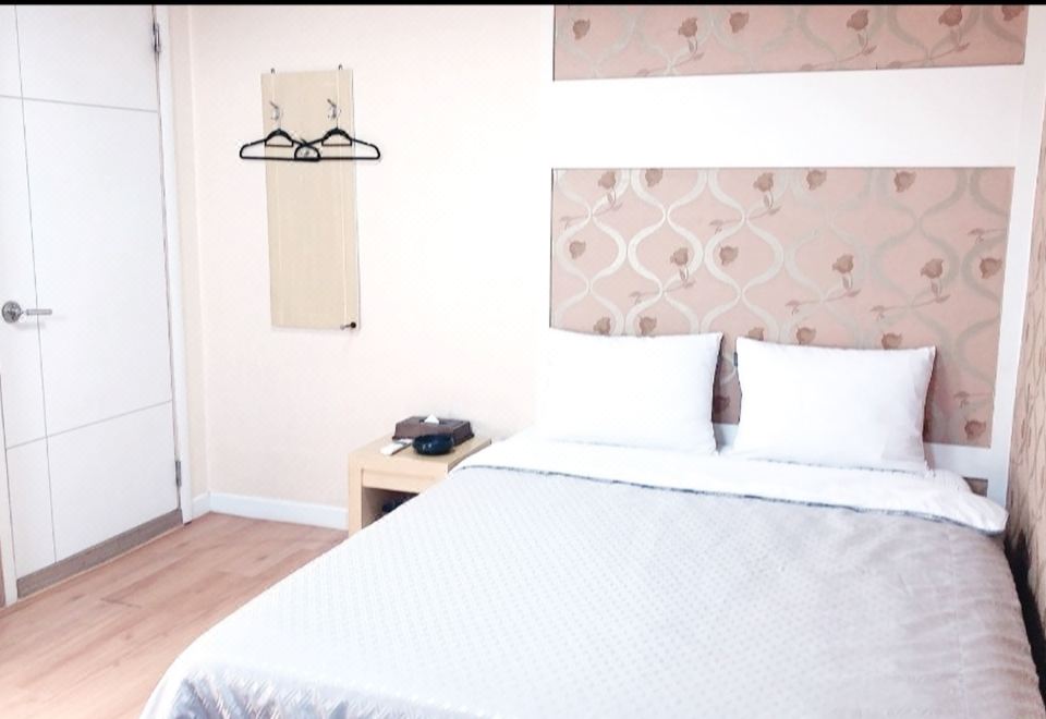 서호모텔의 편안한 침실 공간