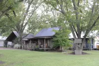 Pecan Grove Cottages Hotels in Martin