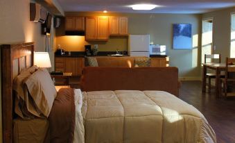 Tahquamenon Suites Lodging