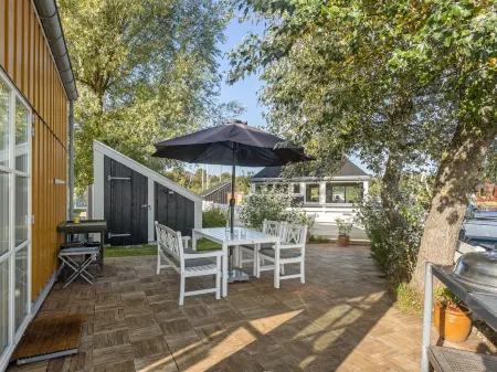 "Goda" - 5m from the Sea