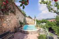 La Roseraie Hotels in Le Caylar