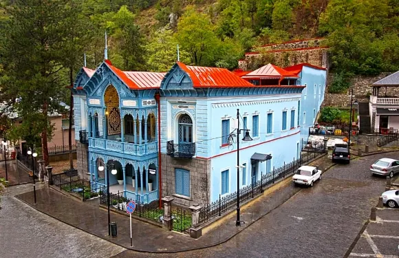 博爾若米金色鬱金香酒店