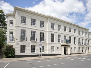 Elliot Oliver - Luxury 2 Bedroom Regency Apartment with Parking & EV Charger