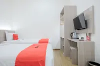 RedDoorz Plus @ Jalan Juanda Medan Hotels in Medan Maimun