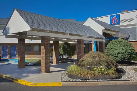 Motel 6 Piscataway, NJ Отели рядом с достопримечательностью «Rutgers University Busch Student Center»