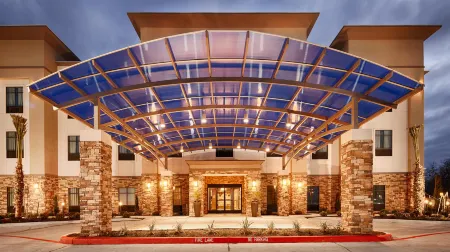 Best Western Plus Flatonia Inn Отели рядом с достопримечательностью «Tower 3»