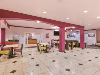 لا كينتا إن آند سويتس باي ويندام تولاري فنادق في تولير