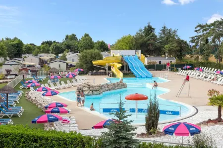 Mobile Home 3 Bedrooms 2 Bathrooms at Domaine de Dugny