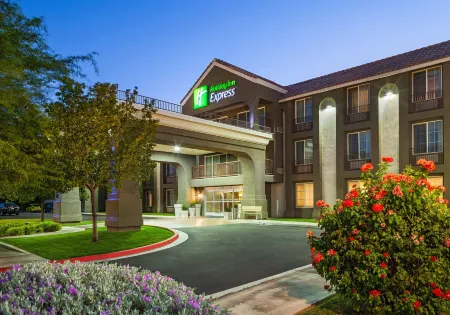 Holiday Inn Express Lancaster Отели рядом с достопримечательностью «Заказник Прайм Десерт Вудленд»