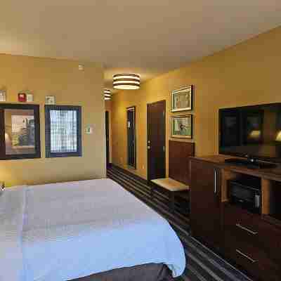 Holiday Inn Express & Suites Perry-National Fairground Area Rooms