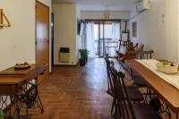 Cosy local artist's flat, central location, fully equipped