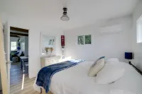 Stylish Grass Lake Retreat - Steps to Park! - 3 Sao