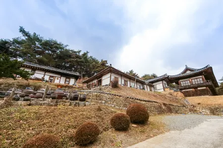 Andong Gotaek Lee Sang-ru Отели рядом с достопримечательностью «Dosanseowon Confucian School»