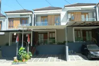 Rumah Villa Ubud Bandung Hotel di Cimahi Utara