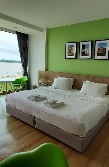 ห้องดีลักซ์เตียงใหญ่หรือเตียงแฝดพร้อมหน้าต่าง