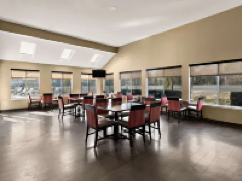 紅杉國王峽谷舒適套房酒店 圖萊里縣酒店