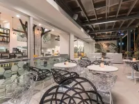 City Center Hotel Hotels near شاطئ إيلي