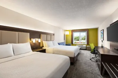 Holiday Inn Express & Suites Redding Hotels in der Nähe von The Crowning Jewels