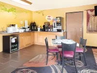 Super 8 by Wyndham Paris IL