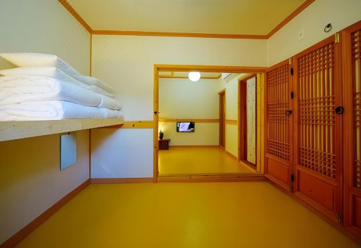 아름다운집 한옥의 깔끔하게 정돈된 온돌방 모습