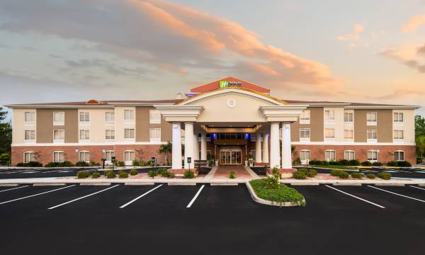 Holiday Inn Express & Suites Spring Hill by IHG