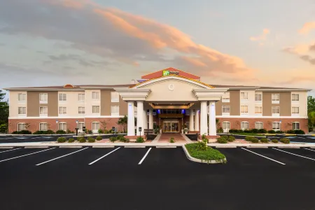 Holiday Inn Express & Suites Spring Hill Отели рядом с достопримечательностью «Уики Уэши Спринг»