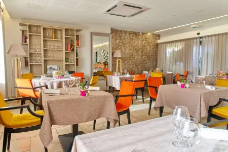 Le Place Neuve Отели в г. Брюллиоль