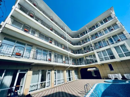 Галотель Отели рядом с достопримечательностью «Flipper Diving Club»