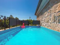 Mia - Pool