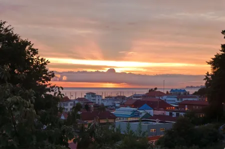 Sanset Hill Guest House Отели рядом с достопримечательностью «Flipper Diving Club»