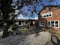 Luxury Country Lodge in Bretherton - Sleeps 4 Hotel berhampiran British Commercial Vehicle Museum