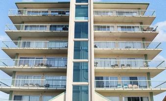 City View 410 3Bd Condo with Private Balcony by RedAwning