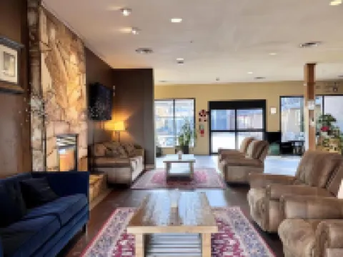 ディビヤスートラプラザアンドコンフェレンスセンター、ヴァーノン、BC バーノンのホテル