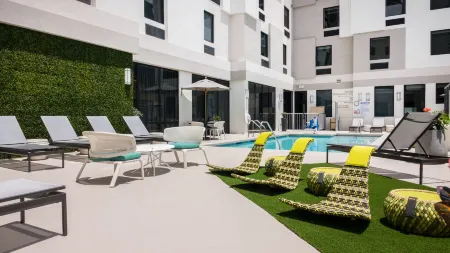 Hampton Inn & Suites by Hilton Miami Wynwood Design District Отели рядом с достопримечательностью «Литл Хайти»
