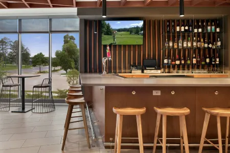 SpringHill Suites Milwaukee West/Wauwatosa Отели рядом с достопримечательностью «Time Square Watch Shop»