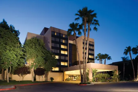 DoubleTree by Hilton Fresno Convention Center Отели рядом со станцией Fresno Station