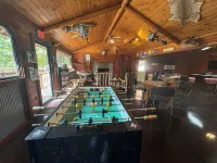 5 Elk Lodge ROMANTIC Log Cabin in the woods. Hot Tub & Wood Burning Fire Place. Hotels in Cleora