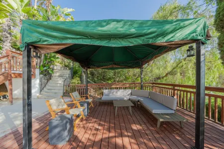 Stunning Views Retro House with Pool/Spa