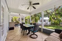 Tropical Resort Style Retreat w/ Pool House 4BR, 3 Bath