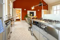 Kleines Schloss Lanke: View into the forest Hotels in Wandlitz