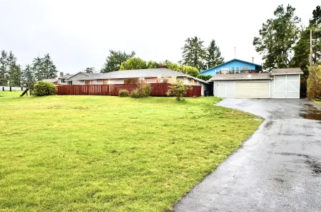 BayView Escape - True waterfront property Отели рядом с достопримечательностью «Брадис Ойстерс»