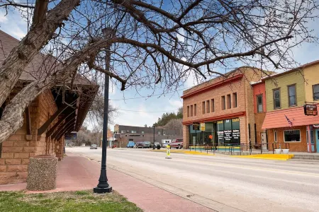 Historic Evanston Building Downtown + Walk to Moccasin Springs, Restaurants, VA Отели рядом с достопримечательностью «Black Hills Putt 4 Fun»