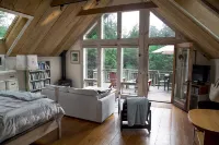 ROMANTIC, ARTISTS PRIVATE 'FOREST SUITE', 5 acres Redwoods, Trails, Mendo 2 mi.