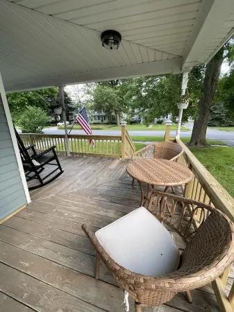 1904 Folk Victorian -- walk to the Jet Express! Sleeps 8